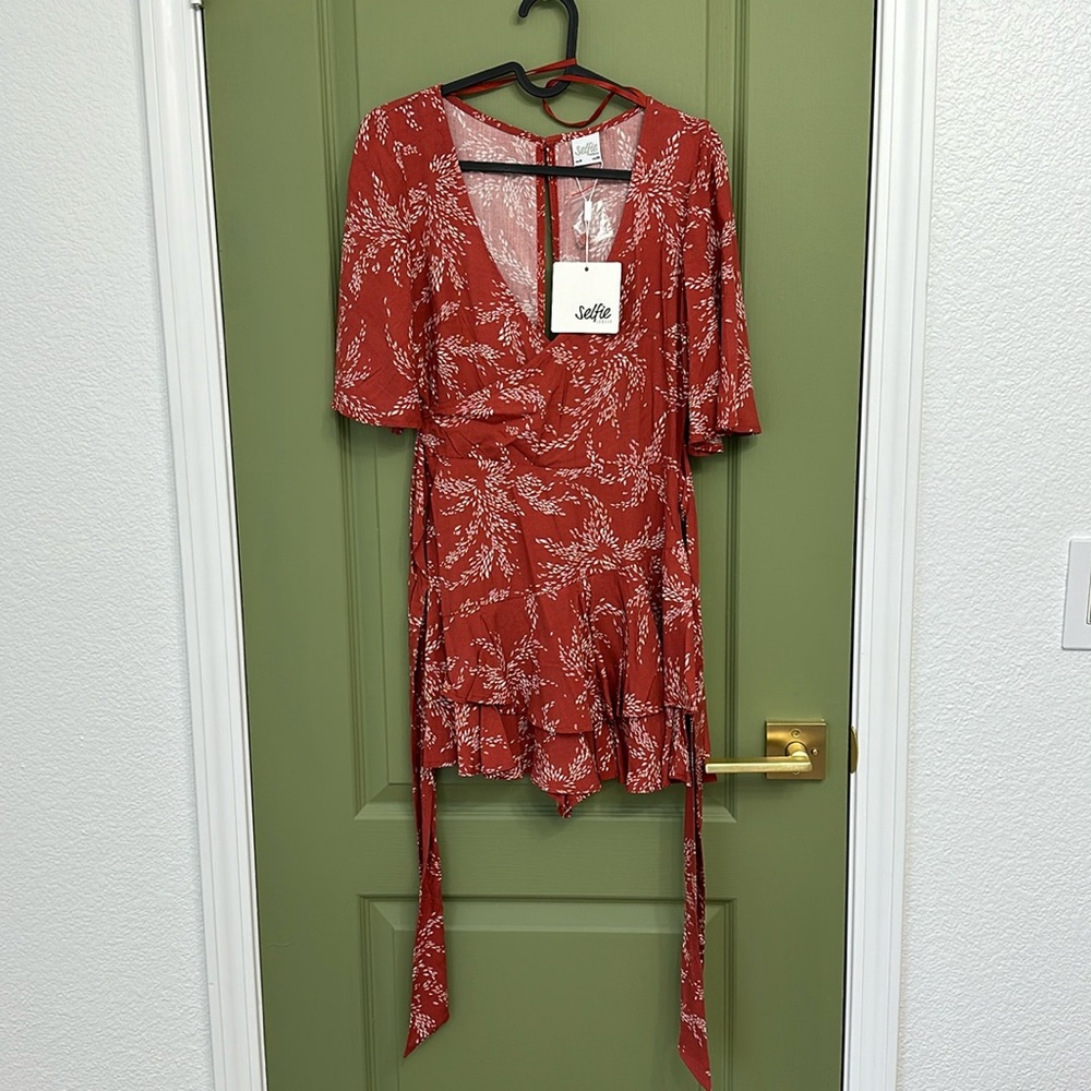 Selfie Leslie romper